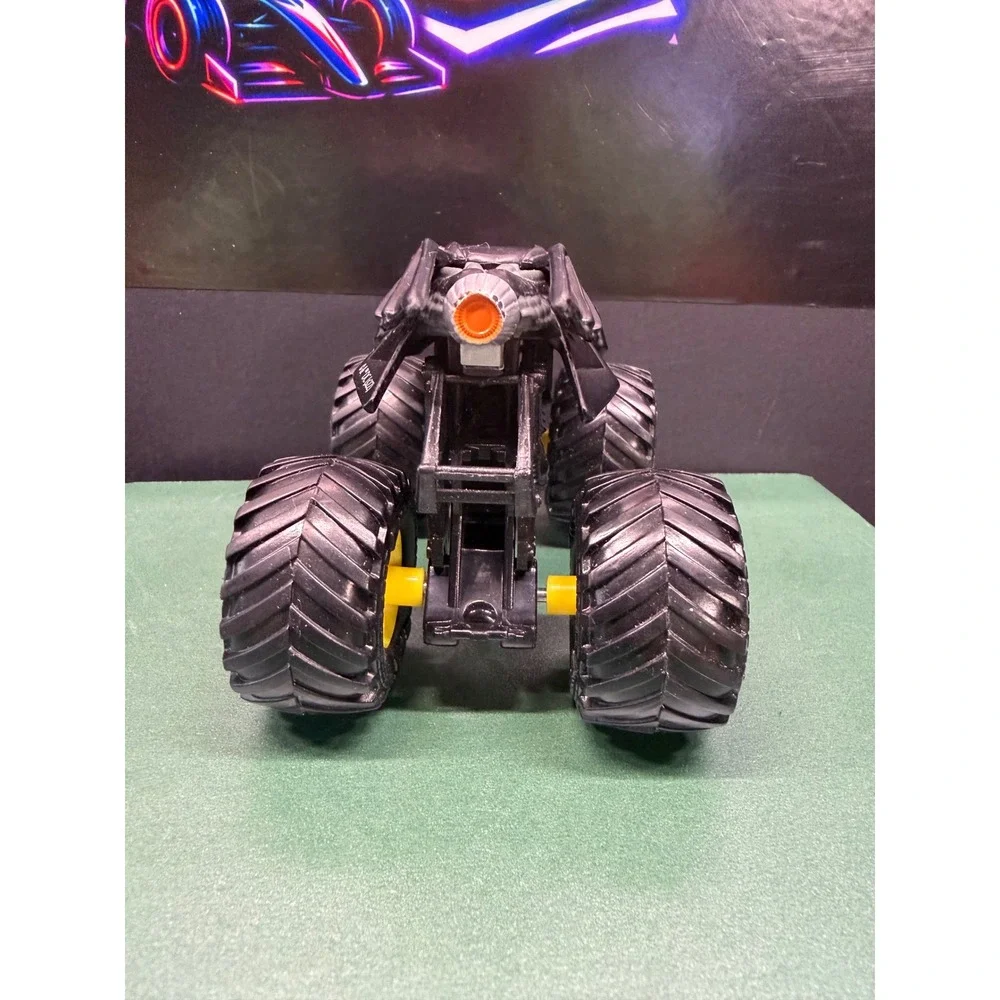 Spin Master Monster Jam Batman Monster Truck 1:64 Black Yellow DC Comics 2022